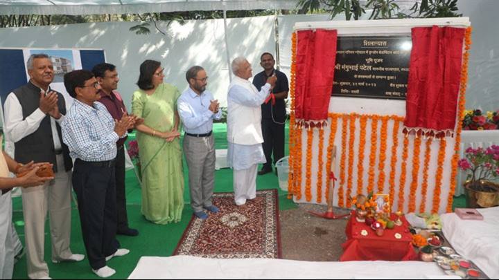 राज्यपाल श्री मंगुभाई पटेल ने राजभवन में बैडमिंटन कोर्ट का भूमि-पूजन किया